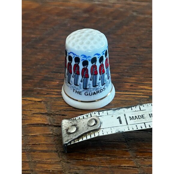 Jean Anson Fine Bone China Thimble "The Guards" Collectible Made In England Cera - Picture 3 of 4